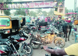 डिवाइडर पर पार्किंग : बुधवारी बाजार में व्यवस्था फेल, जनता बेहाल