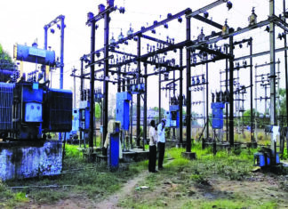 बिजली सेक्टर के ठेका कर्मियों ने पूछा डीई से- ईपीएफ की राशि है कहां?