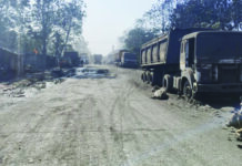 रोड का हुआ कबाड़ा, कंडम वाहनों ने और बिगाड़ी दशा