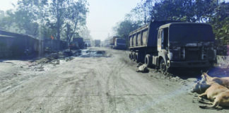 रोड का हुआ कबाड़ा, कंडम वाहनों ने और बिगाड़ी दशा