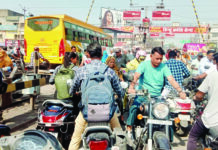 क्रासिंग पर जाम, पूरी गर्मी भर परेशान होंगे लोग