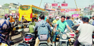क्रासिंग पर जाम, पूरी गर्मी भर परेशान होंगे लोग