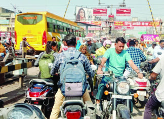 क्रासिंग पर जाम, पूरी गर्मी भर परेशान होंगे लोग