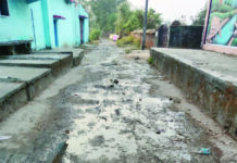 त्रिगुण तालाब को जाने वाले रास्ते में समस्याएं, लोग हो रहे परेशान