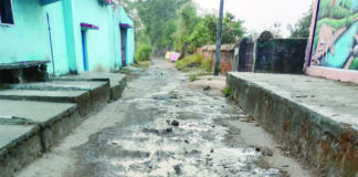 त्रिगुण तालाब को जाने वाले रास्ते में समस्याएं, लोग हो रहे परेशान