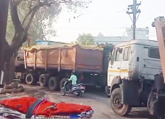 रिहायशी क्षेत्र के बीच से चल रहे मालवाहक