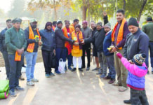 अयोध्या की यात्रा से लौटे श्रद्धालुओं का स्वागत करने के साथ दी गई भेंट