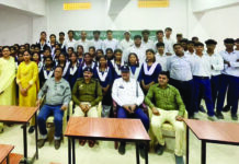 दो स्कूलों में ट्रैफिक रूल्स की जानकारी दी पुलिस ने