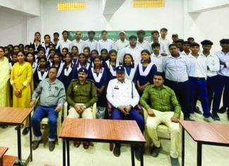 दो स्कूलों में ट्रैफिक रूल्स की जानकारी दी पुलिस ने