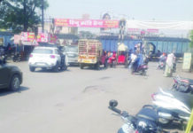 टीपी नगर चौक रेलवे क्रासिंग पर घंटो खड़ी रही मालगाड़ी, लोग हुए परेशान