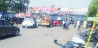 टीपी नगर चौक रेलवे क्रासिंग पर घंटो खड़ी रही मालगाड़ी, लोग हुए परेशान