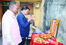 स्व.पुरुषोत्तम चन्द्रा को श्रम मंत्री विधायक व महापौर ने दी श्रद्धांजलि