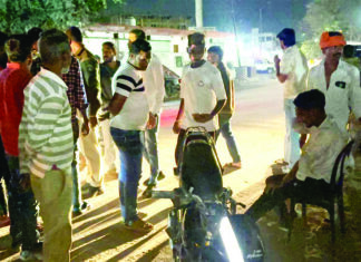 स्ट्रीट लाइट के नकारा होने के बीच भिड़ी दो बाइक, चार लोग घायल