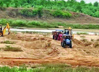 रेतघाट पर तहसीलदार के दल ने मारा छापा-2 ट्रैक्टर जब्त