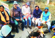 और लुढक़ा पारा, सब तरफ अलाव के भरोसे लोग