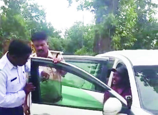 गाडिय़ों से ब्लैक फिल्म उतारकर ट्रैफिक पुलिस तोड़ रही घमंड