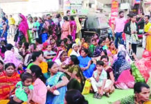 रेलवे क्रॉसिंग के पास इंदिरा नगर के लोगों का हल्ला बोल