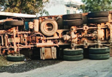 गुरसिया के पास हाइवा पलटा