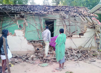 धोबीबारी में 50 हाथियों ने कई परिवारों को किया बेघर, चट किया पीडीएस का राशन