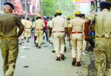 मुख्य मार्ग पर पुलिस की पैदल पेट्रोलिंग