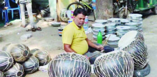 होली नजदीक पर नगाड़ों की मांग सामान्य