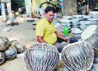 होली नजदीक पर नगाड़ों की मांग सामान्य