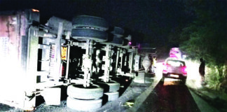 कोयला लेकर रायगढ़ जा रहा ट्रेलर बायपास पर पलटा, कई घंटे आवागमन बाधित