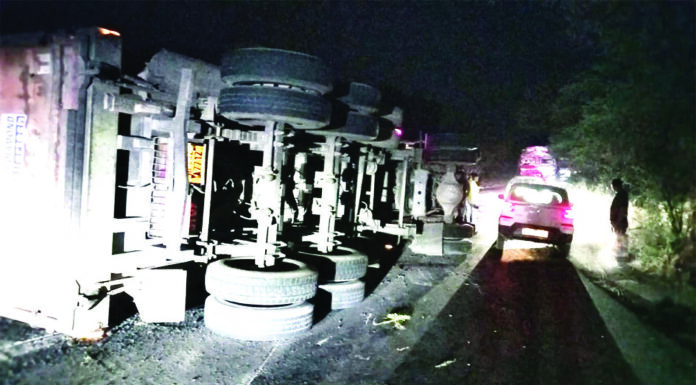 कोयला लेकर रायगढ़ जा रहा ट्रेलर बायपास पर पलटा, कई घंटे आवागमन बाधित