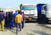 पुल पर खड़े ब्रेकडाउन ट्रेलर से भिड़ी चावल लोड पिकअप, चालक फरार