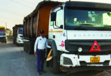 सडक़ पर वाहन पार्किंग करने के मामले में 22 चालकों पर कार्रवाई