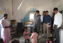 आंगनबाड़ी में बच्चों ने सुनाई ए-बी-सी-डी,कलेक्टर ने ताली बजाकर बढ़ाया हौसला