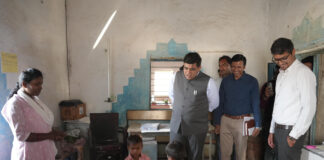 आंगनबाड़ी में बच्चों ने सुनाई ए-बी-सी-डी,कलेक्टर ने ताली बजाकर बढ़ाया हौसला