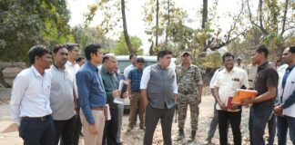 कलेक्टर ने निर्माणाधीन भवनों का किया निरीक्षण, ठेकेदार को नोटिस जारी करने के दिए निर्देश