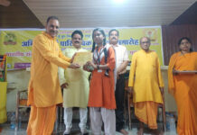 विद्यार्थियों को पुस्तकों के अलावा संस्कृति और परंपरा का ज्ञान होना जरूरी :डीईओ