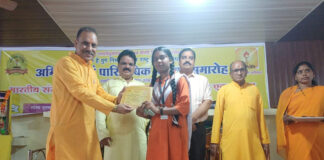 विद्यार्थियों को पुस्तकों के अलावा संस्कृति और परंपरा का ज्ञान होना जरूरी :डीईओ