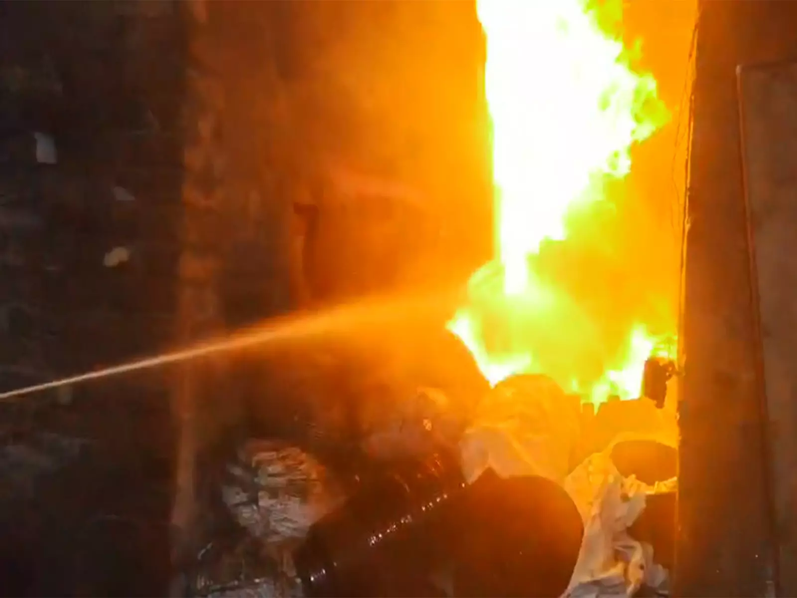 4971615-ani-20251027165930-1