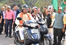 CM साय ने हेलमेट पहनकर चलाई स्कूटी, सड़क सुरक्षा का दिया संदेश