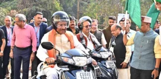 CM साय ने हेलमेट पहनकर चलाई स्कूटी, सड़क सुरक्षा का दिया संदेश