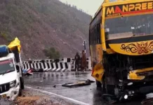 बस की पिकअप से टक्कर, CRPF जवान सहित 4 की मौत