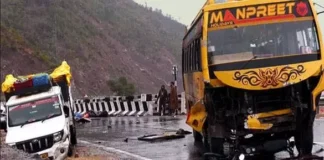 बस की पिकअप से टक्कर, CRPF जवान सहित 4 की मौत