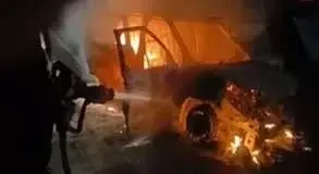 चलती कार में लगी आग, गाड़ी में फंसी मां बेटे की जलकर मौत