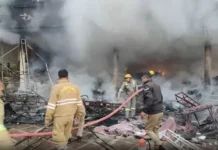 होटल के बाहर शादी के पंडाल में लगी आग, दूर तक दिखे धुएं के गुब्बारे