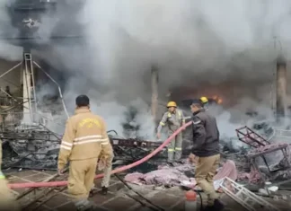 होटल के बाहर शादी के पंडाल में लगी आग, दूर तक दिखे धुएं के गुब्बारे