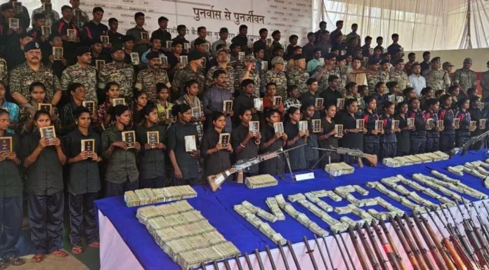 101 हथियारों के साथ 108 नक्सलियों का सरेंडर, 1 किलो सोना और साढ़े 3 करोड़ नगद बरामद