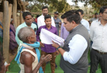 मैं कलेक्टर हूँ, आपकी समस्याएँ सुनने आया हूँ