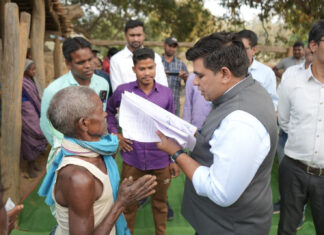 मैं कलेक्टर हूँ, आपकी समस्याएँ सुनने आया हूँ