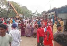 काम पर जा रहे तीन बाइक सवारों पर पलटा कोयला वाहन, दर्दनाक मौत