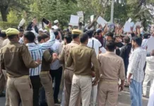 AMU में काली पट्टी बांध प्रदर्शन, खामनेई की मौत पर जताया विरोध; प्रॉक्टोरियल बोर्ड के साथ हुई धक्का मुक्की