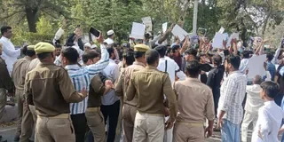 AMU में काली पट्टी बांध प्रदर्शन, खामनेई की मौत पर जताया विरोध; प्रॉक्टोरियल बोर्ड के साथ हुई धक्का मुक्की