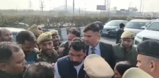 यूपी बॉर्डर पर चंद्रशेखर आजाद और पुलिस में भिड़ंत… मेरठ जाने पर अड़े नगीना सांसद, हुई धक्का-मुक्की